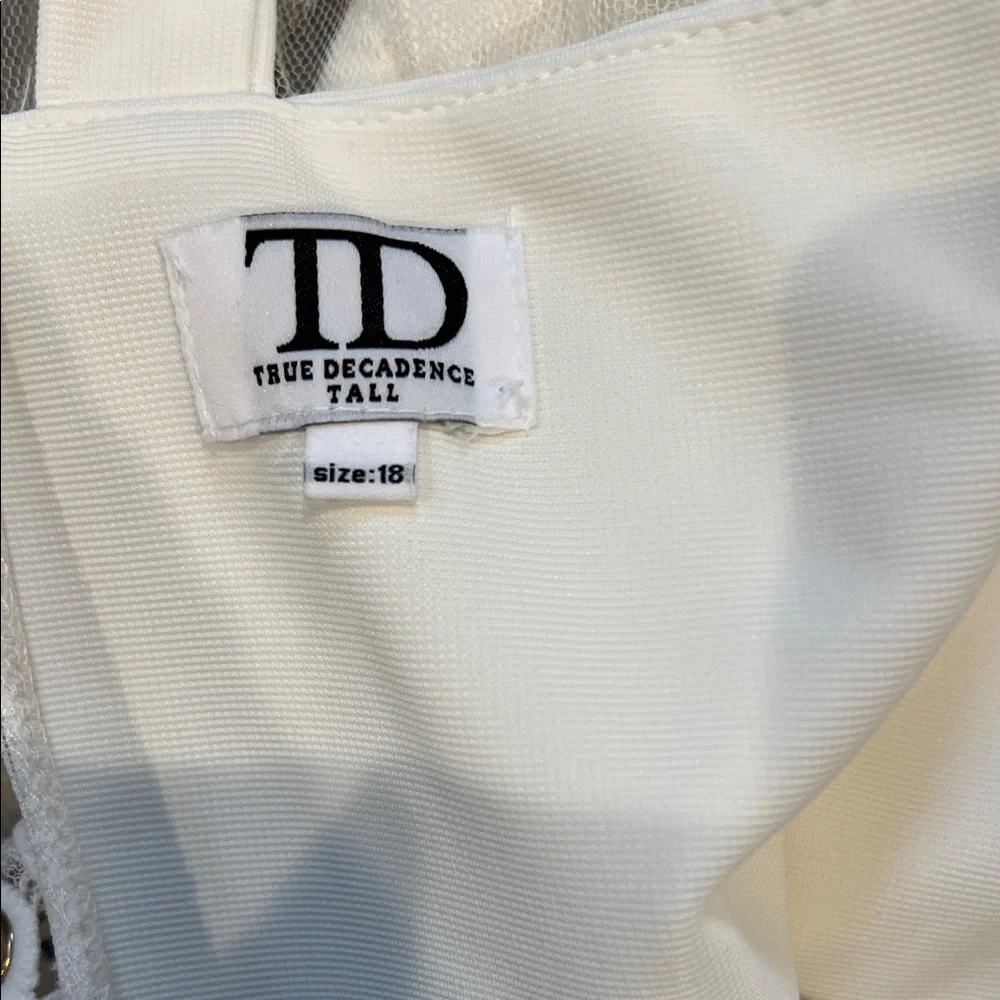 Chic White Midi Dress with Lace Details - Picture 4 of 9